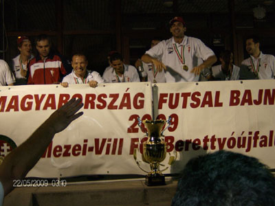 Ünneplés ünneplés hátán