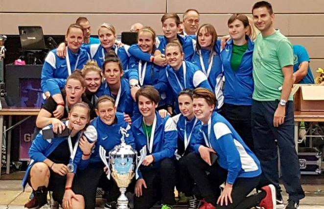 A rendőrlányok visszaverték az egyetemisták rohamait