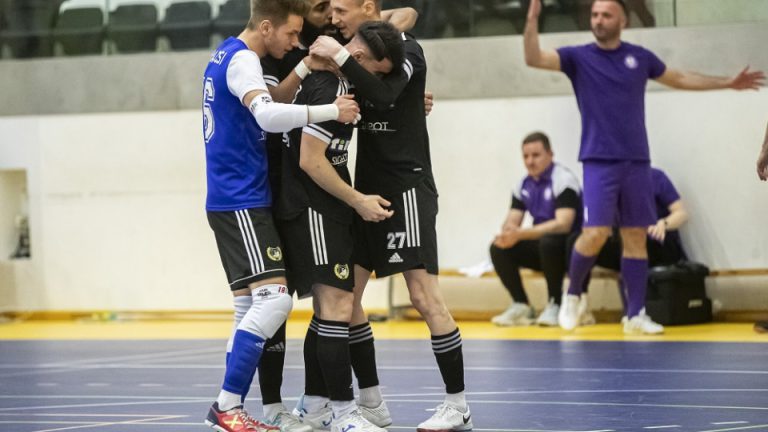 Egyenrangú ellenfelek csatája, hazai győzelemmel