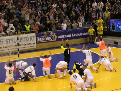 Bizakodó hangulat