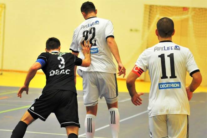 A 22-es csapdája a DEAC csarnokban