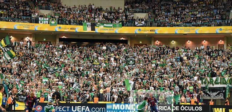 A Barca legyőzve a házigazdát jutott a döntőbe.